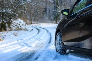 スタッドレスタイヤの交換をするにはどんな方法がある？どこに依頼できるかも解説