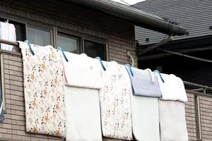 ベランダで布団干しは汚い?!掃除方法やアイディアグッズを紹介