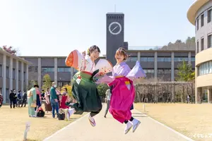 【卒業式の撮影は誰に頼む？】出張カメラマンなら思い出の地で最高な写真が残せる