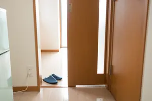 室内のドアは自分で修理できる？状況別の対処法と修理の依頼先を紹介