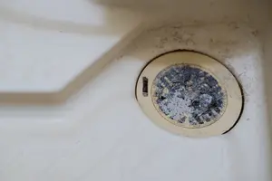 排水口の詰まりを今すぐ解消できる対処法って？お風呂掃除をして詰まりを防ごう