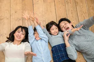 フローリングの補修費用を解説｜安く抑える方法と注意点【プロor自分どっちがいい？】