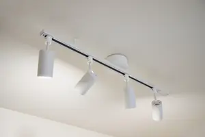 【賃貸物件でもOK】簡易式ライティングレールとは？おすすめ製品も紹介