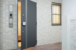 玄関の防犯対策は万全？門灯で空き巣や侵入被害から家を守る方法