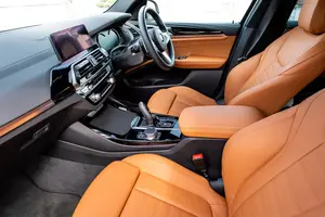 車のレザーシートの臭い取り方法について徹底解説！原因と注意点も