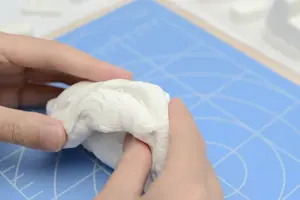 車の鉄粉・ブレーキダスト・虫跡の掃除には「粘土クリーナー」がおすすめ！