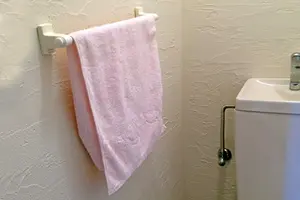 トイレのタオル掛け取り付け位置の決め方と取り付けのコツ！タンク式なら高さ115cmが◎