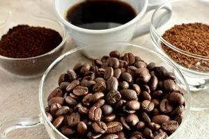 「コーヒーかす」が雑草予防に効果的？！安全な雑草対策を考えよう