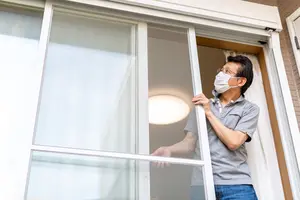 張り替えや掃除のために網戸を外したい！上手な網戸の外し方とは？