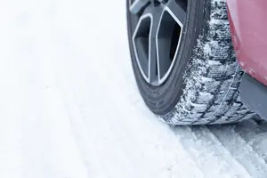 スタッドレスタイヤの交換は自分でできる？作業手順や注意点をまとめて解説