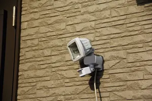 屋外に電源がない場合、センサーライトを取り付ける方法は？