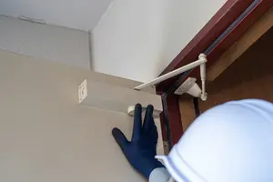 【ドアクローザー】交換が必要なケースと費用の相場を解説！安く抑えるコツも紹介