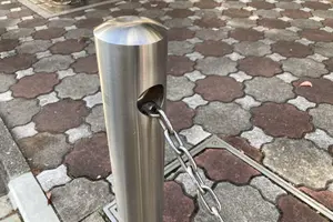 駐車場チェーンポールの埋め込み工事はどこに頼む？費用はどれくらい？