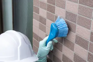 自分で外壁を洗浄するには？｜汚れる原因や素材に合った掃除方法