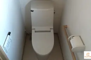 【トイレの臭いは隙間汚れが原因！】便座隙間掃除法・コーキングによる予防法