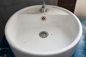 洗面所のサビは掃除できる？排水口やヘアピン跡のサビの落とし方