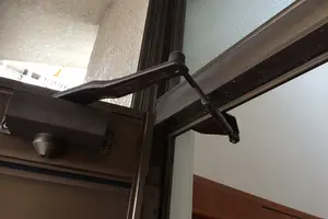 ドアクローザーの寿命を徹底解説！不具合の症状別で判断する方法