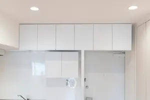 キッチンの作業スペースは増やせる！DIYで吊り戸棚を設置する方法