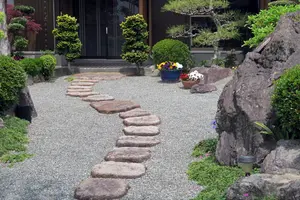 庭の砂利の敷き方　DIYでおしゃれな庭づくり