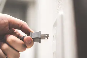 コンセントの差し込み口がゆるいのは危険！？原因と対処法を紹介！