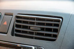 車のエアコンが臭うのはなぜ？臭う原因と対処法を解説