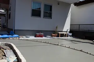 駐車場はDIYでコンクリートにできる？施工の方法や注意点を紹介