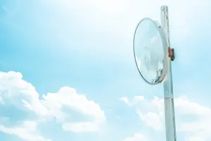 カーブミラーの設置方法３選│駐車場や壁に取り付ける方法をご紹介