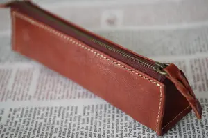 デスクワークなどで気分が上がる！上質な革製のペンケースを紹介します。