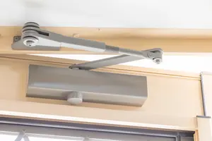 【5分で完了】ドアクローザーの調整方法を徹底解説！初めての方向け