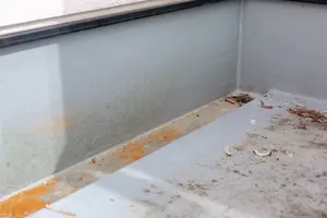 ベランダを掃除しないとどうなる？マンション・賃貸トラブル・ベランダ腐食の可能性も！