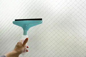 窓掃除の時短アイテム水切りワイパー！4つのコツでクリアに仕上げる