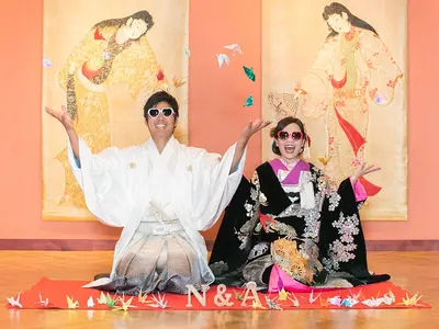 挙式から披露宴までの撮影で55000円となります。前撮り料金はご相談ください。