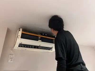エアコンの気になる臭い、カビ汚れをプロの技術で徹底洗浄します！