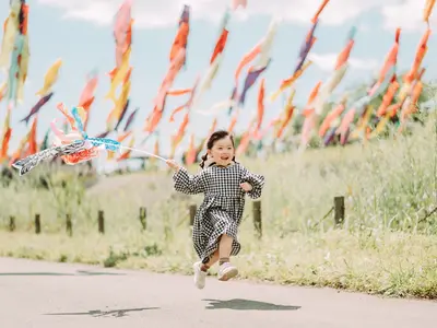 その人らしさを大切にした家族写真。こどもたちの自然な姿を残します。今だけ夏価格