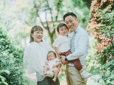 その人らしさを大切にした家族写真。こどもたちの自然な姿を残します。今だけ夏価格