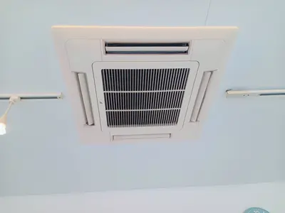 天井埋込式エアコンクリーニング汚れをしっかり落とします！