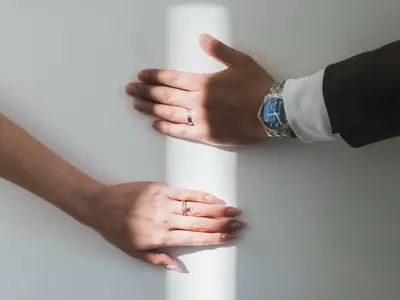 【おしゃれ◎】シックなウェディングフォトで素敵な思い出を残しませんか？