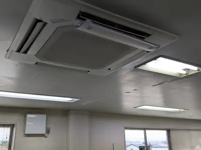 天井取付けエアコンのクリーニングです！