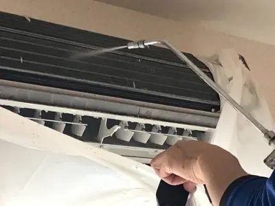 業界9年の経験と月100台以上の実績！エアコンクリーニングのプロがお伺いします