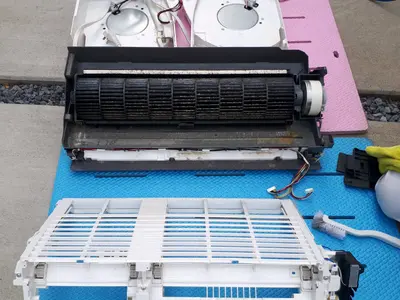 エアコン洗浄専門店！全機種対応で高圧洗浄機で3回洗い！夏の汚れを取り冬を快適に！