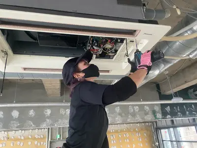 カビ、ヤニ、ホコリ綺麗にします！業務用エアコンのクリーニング