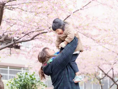 【成人式・入卒業式・家族イベント】緑の公園やお花と一緒に