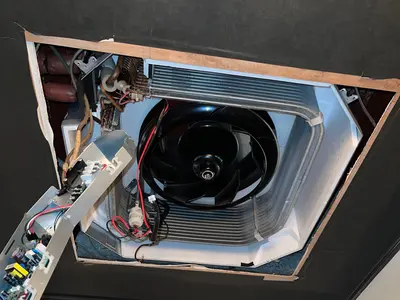 業務用エアコン月間作業台数150台以上！専門業者だからこその高技術で完全洗浄！！