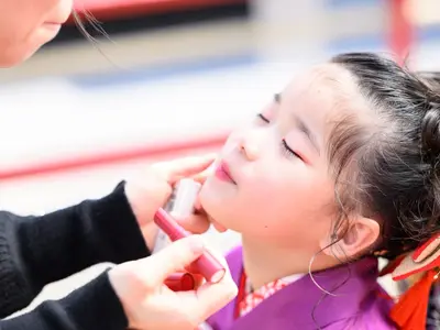 お子様の自然な笑顔を撮影します。データ100枚！和傘などの小物も用意しています。