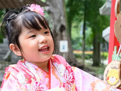 お子様の自然な笑顔を撮影します。データ100枚！和傘などの小物も用意しています。