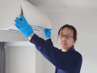 この夏頑張ったエアコンにご褒美を。料金が安い通常分解でもきれいになります。