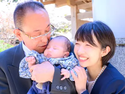 赤ちゃんとの初めてのお宮参りを心を込めて撮影します。