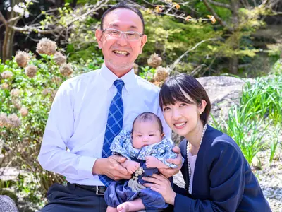赤ちゃんとの初めてのお宮参りを心を込めて撮影します。