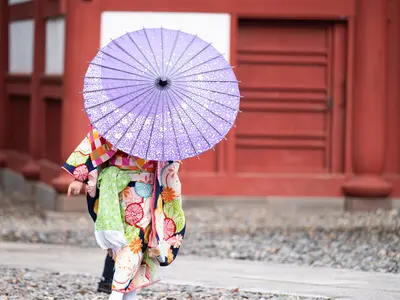 和傘や小道具を用意した撮影をしております。