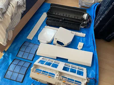 エアコンのドレンパンとフアンの部品分解をできる限り分解しエアコンの完全分解出来る